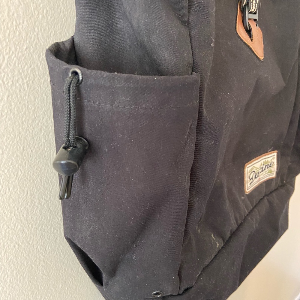 dakine black leather backpack Educated 30L (BLACK ONYX) Large main compartment with laptop sleeve ensures secure and organized storage of a laptop and other items Large front pocket with zipper allows quick access to smaller items Side pockets with zippers provide additional storage space and security Skate straps and luggage straps allow comfortable carrying of skateboards or extra luggage Padded shoulder straps and back panel increase carrying comfort Dakine Black Backpack - Gem